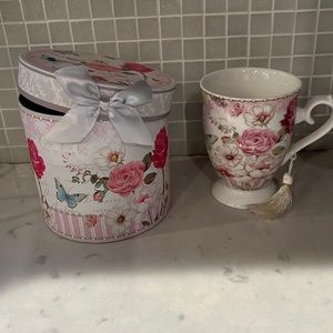 Lovely coffee/tea cup with matching gift box. Never used.